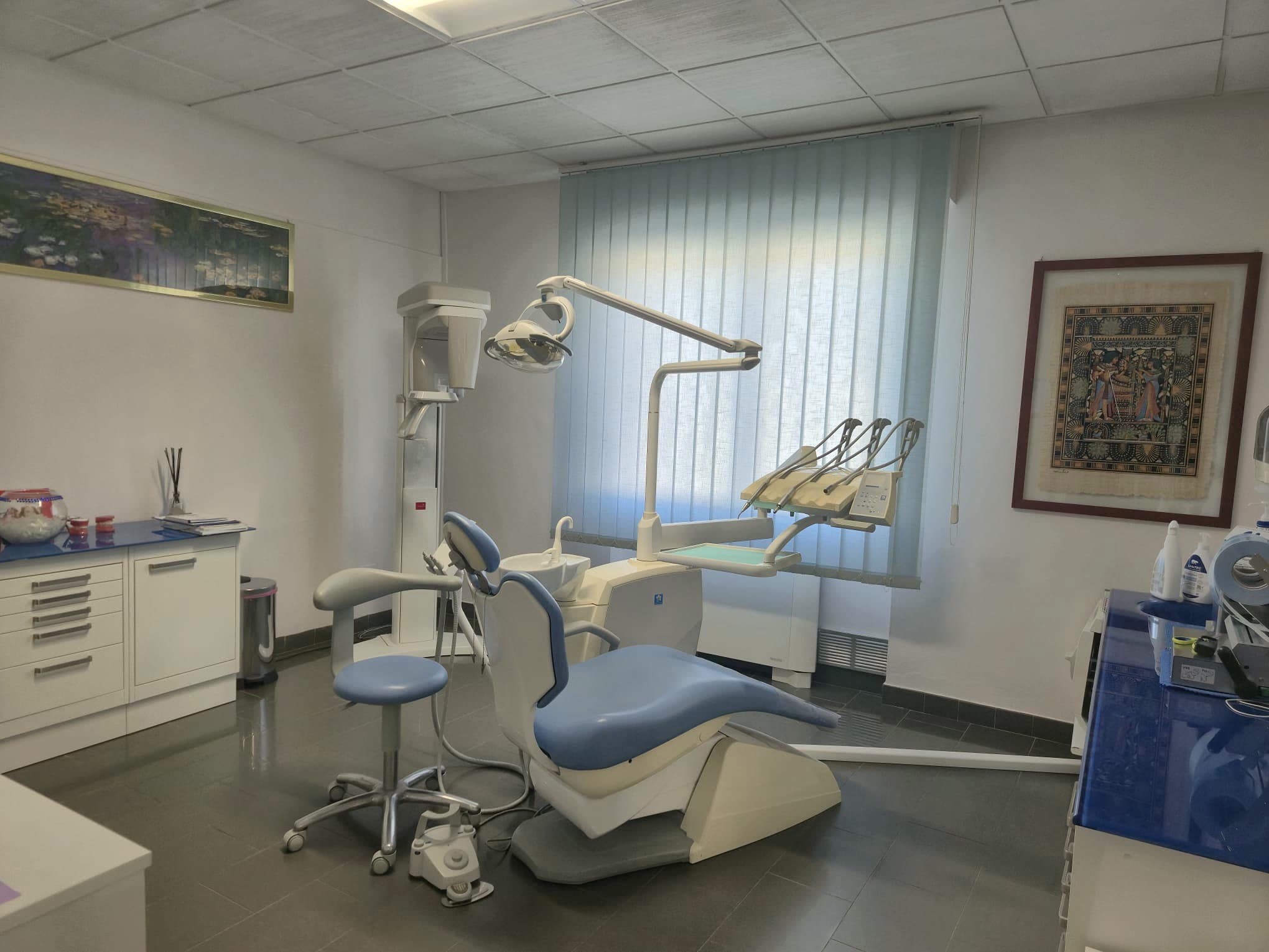 Una delle sale operative dello studio, con la poltrona azzurra e la finestra