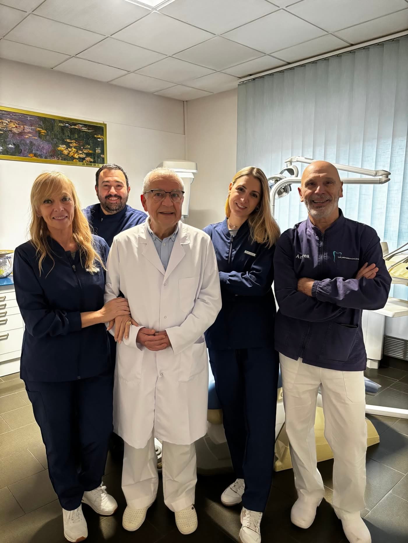 La squadra dello studio, cinque persone in divisa blu e camice bianco, nella sala operativa